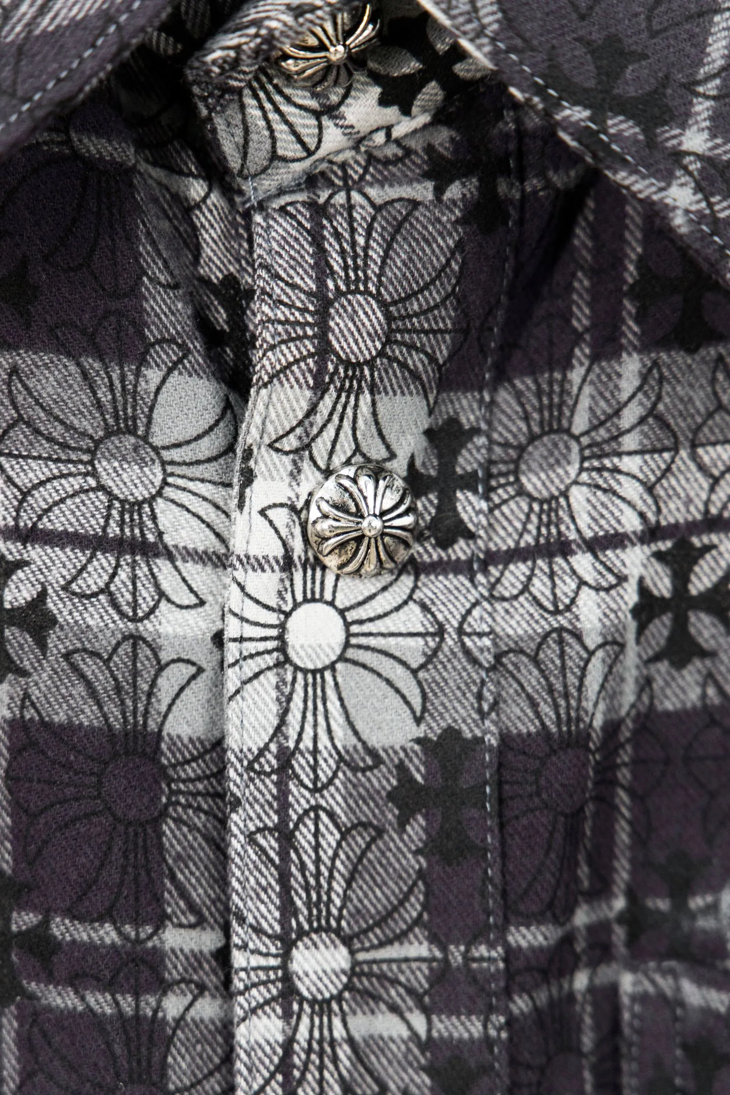 🅿️260 New: Style number: B130 Chrome Hearts classic cashew flower cross all-over printed jacquard long-sleeved casual shirt 1️⃣Customized original jacquard fabric, high-quality pure cotton jacquard plaid fabric, soft and comfortable to the touch, a very high-quality fabric! 2️⃣The details of the workmanship are perfectly controlled. The lining is made of vest hemming, and the cuffs are made of double cross leather labels. It is different from the ordinary version. The collar is also designed with interlining, which shows high-end fashion and personality. The style is fashionable, simple and elegant, and it is a very versatile jacket! 4⃣️Complete accessories, all customized with original versions! Same style for men and women Color: cashew black Size: S, M, L, XL